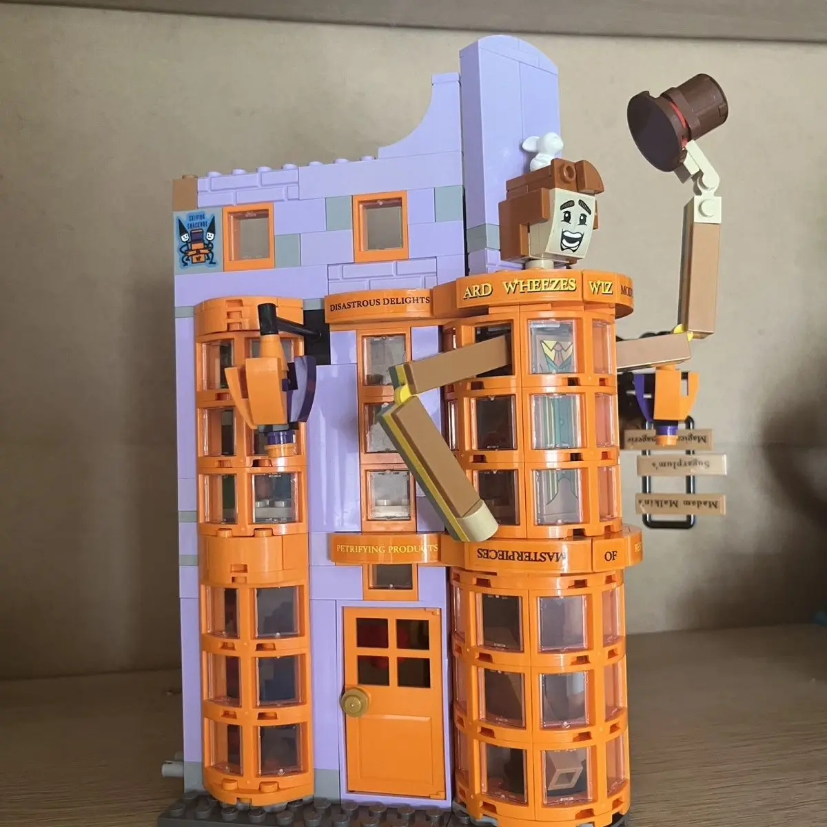 

Набор строительных блоков 834 детали: Волшебная лавка Уизли (76422) — Сборная модель из кирпичиков, игрушка по мотивам фильма, подарок для детей на Рождество, сделай сам