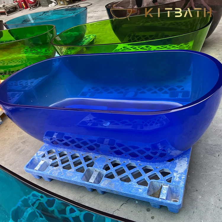 Vasca da bagno in resina trasparente nella vasca da bagno