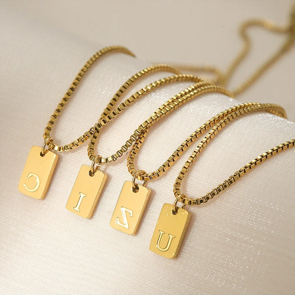 Zierliche vergoldete Halskette mit schlichtem Initialen-Anhänger, personalisierte quadratische Buchstabenkette mit Kastenanhänger, Geschenk für Frauen