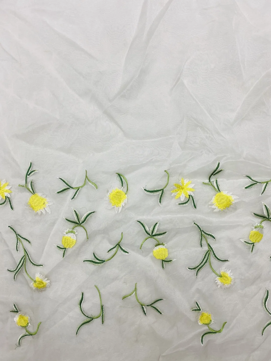 Organza com planta tropical, renda bordada simétrica