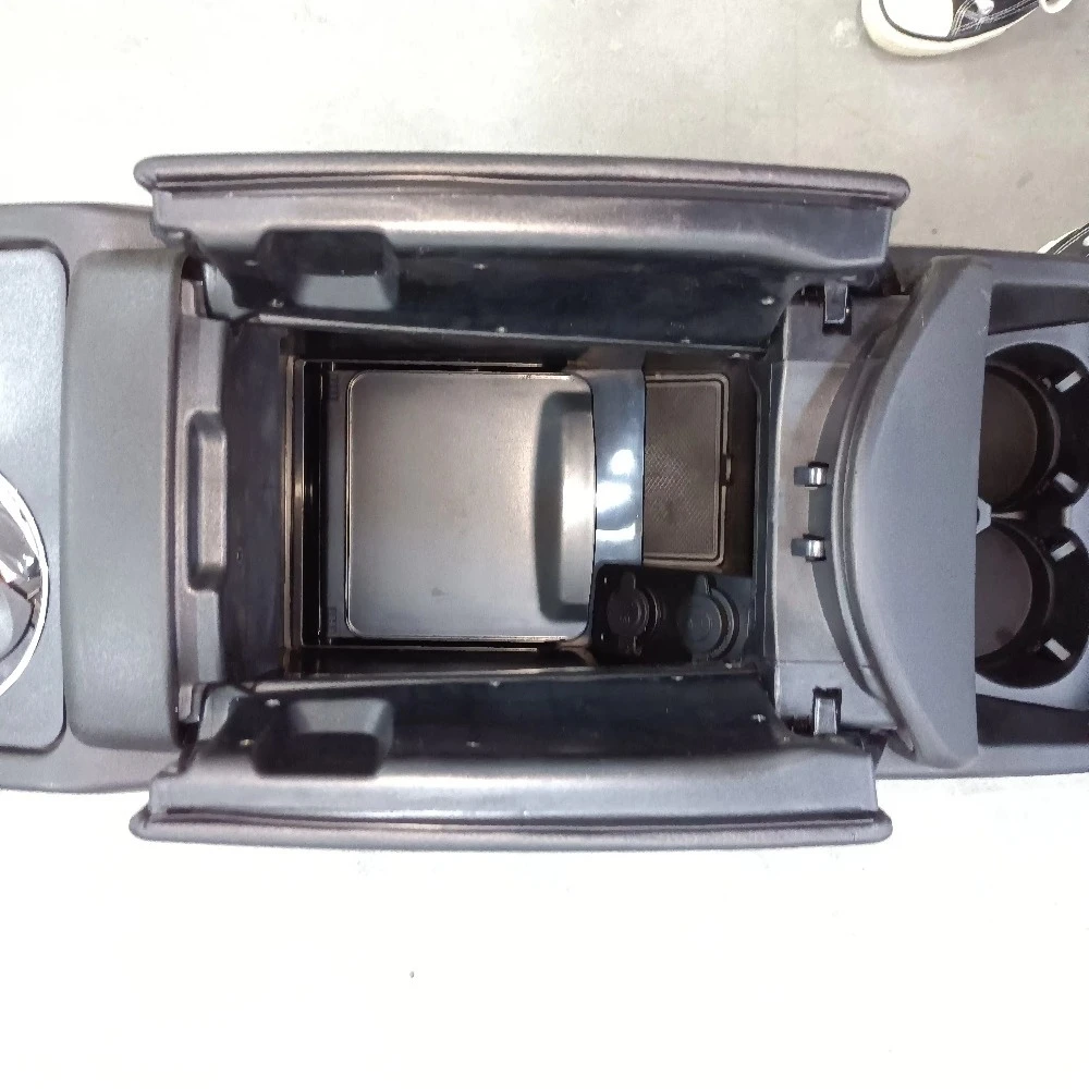 Luxury Car Interior Accessories Modify Kit with Black/Blue Armrest Box and Center Console for V-Class VITO Metris Viano