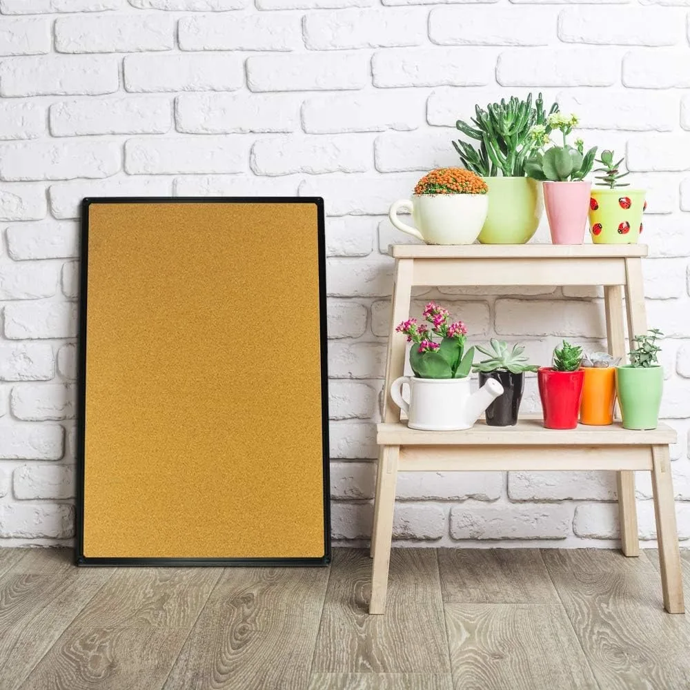 لوحة إعلانات من الفلين مقاس 36 × 24 بإطار من الألومنيوم الأسود مثبتة على الحائط للمكتب والمنزل والمدرسة مع دبابيس ضغط