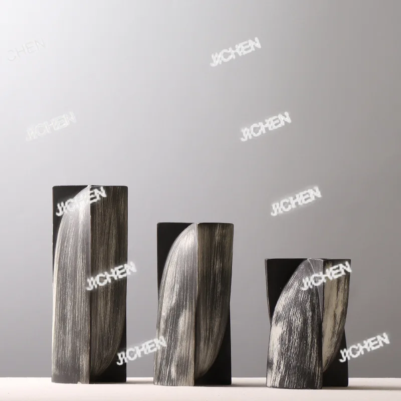 Neu versandte Artikel mittelalterliche Keramikvase, handgekratztes Blumenarrangement, schwarz-weiße farblich passende Verzierung, Teestube