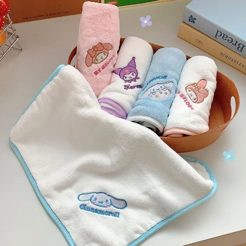

Sanrio 5-piece Melodic Facial Wet Wipes, Absorbent, Soft Facial Wet Wipes, Cute Cinnamon Roll Family Set