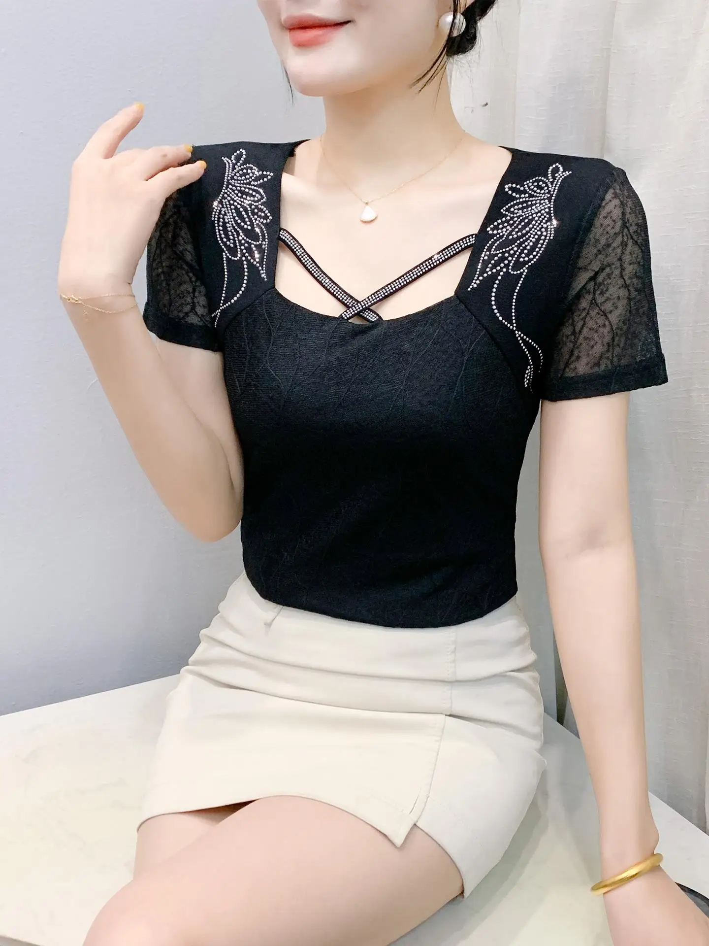 

Сексуальный топ с квадратным вырезом и стразами, женский летний топ в европейском стиле, облегающий, с эффектом стройности