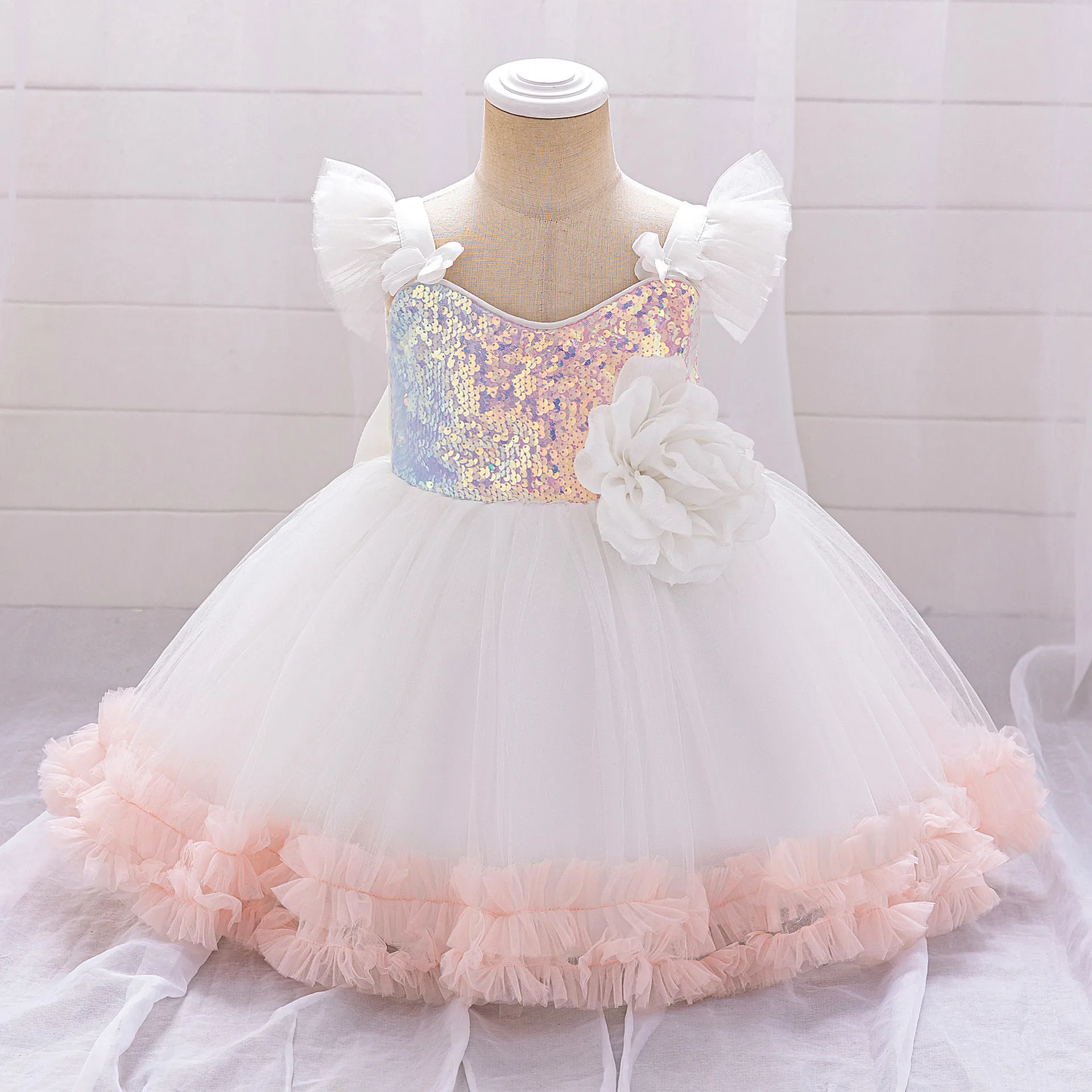 

Нарядное платье для новорожденных девочек: пышное, с пайетками, для праздников и торжеств