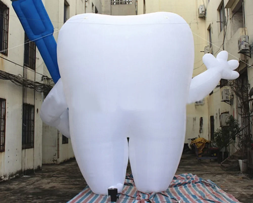 Outdoor gigantische opblaasbare tandmodel stripfiguur lucht opblaasbare tandballon met tandenborstel voor reclamepromotie