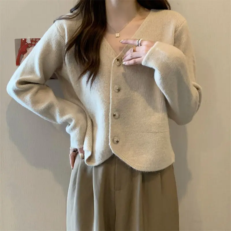 

Unique and Niche Women's New V-neck Knitted Sweater Short Style Western-style Sweater Cardigan Jacket