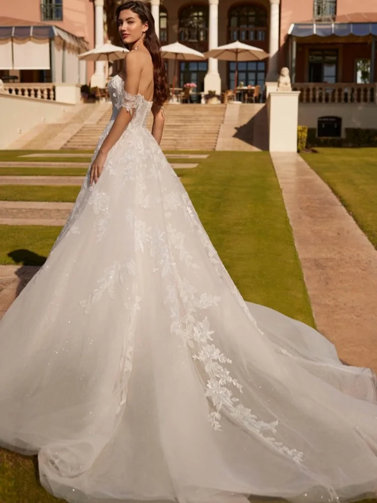 2025 Nuovo elegante abito da sposa con spalle scoperte Fiore 3D Decalcomania in pizzo Abito da ballo in tulle Coda lunga Abito da sposa formale Personalizzazione
