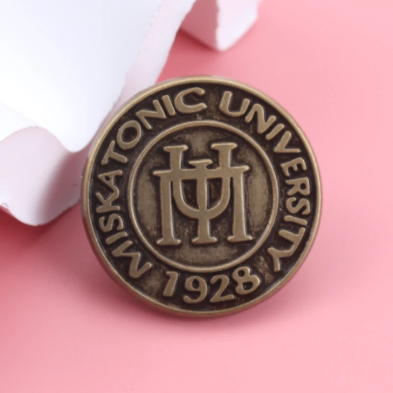 Insignia de Metal de la Universidad Miskatonic, broche de Metal del mito de Cthulhu, bolso, bolígrafo, adornos colgantes para ropa, 1 ud.