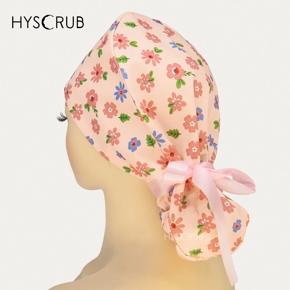Touca de trabalho feminina com estampa de flores rosa, com laço na parte de trás, para enfermeiras e médicas, com bolsa para rabo de cavalo, para cabelos longos.