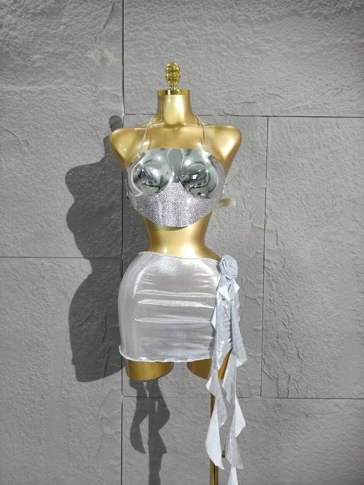 

Женское бикини с бретелькой на бретельках на цепочке + юбка с розовым принтом — металлический зеркальный блеск, готовый к танцу для бара, певицы, сцены и рейв-клуба