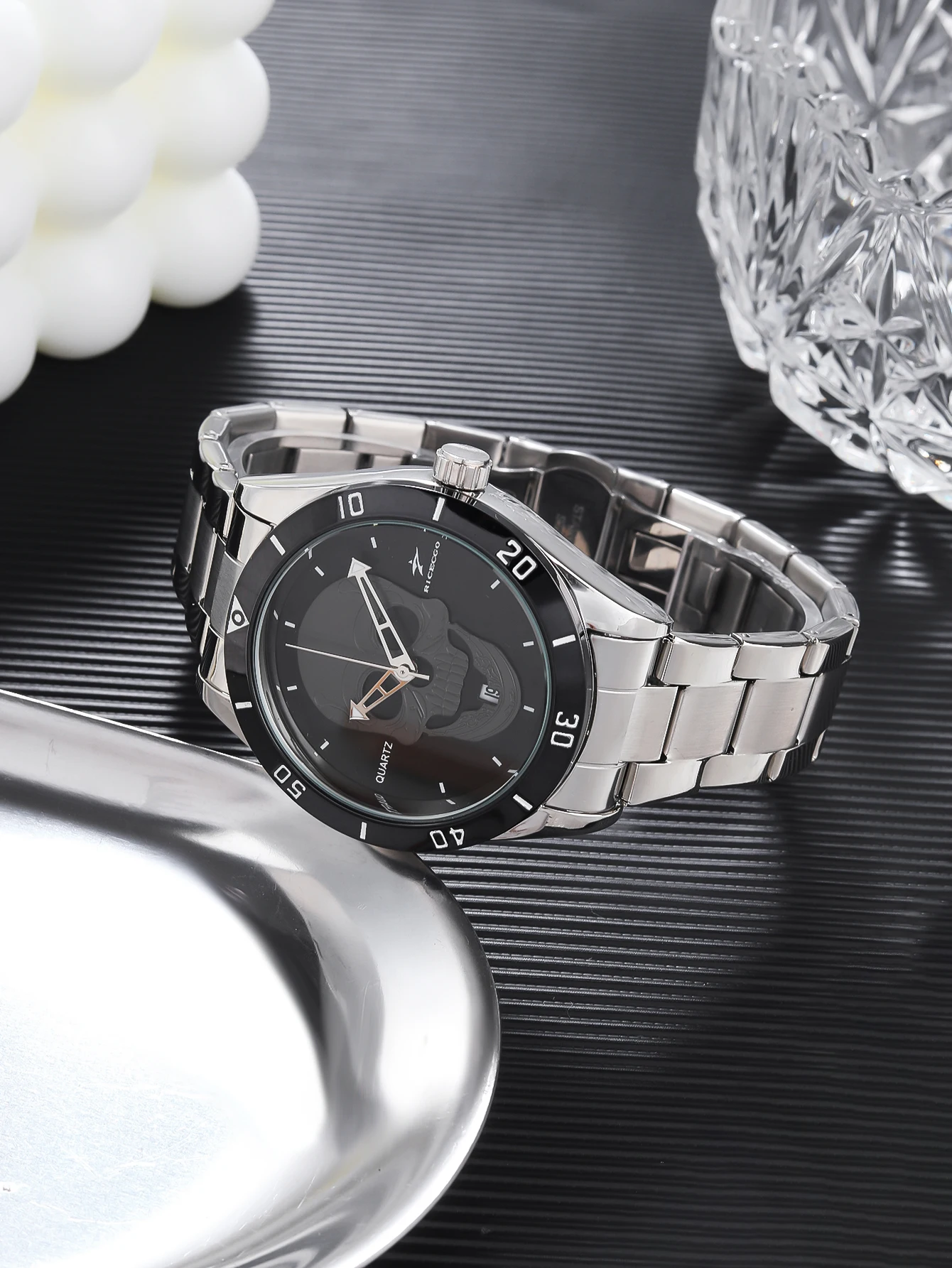Skull patterned quartz watch, stainless steel strap+dial ring, with calendar display function, personalized and trendy design, s