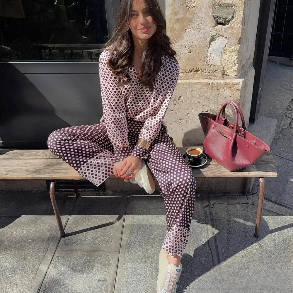 

KONDALA винтажный повседневный шикарный женский атласный костюм с принтом, однобортная рубашка с длинными рукавами, свободные длинные брюки, модный осенний комплект 2025 г.