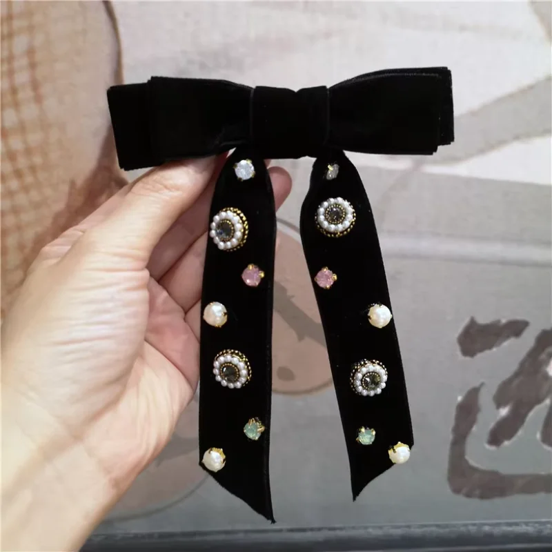 Koreański aksamitna kokarda krawat czarny College broszka perła Rhinestone dekolt koszula kołnierz Pin dla kobiet jednolite akcesoria imprezowe Bowtie