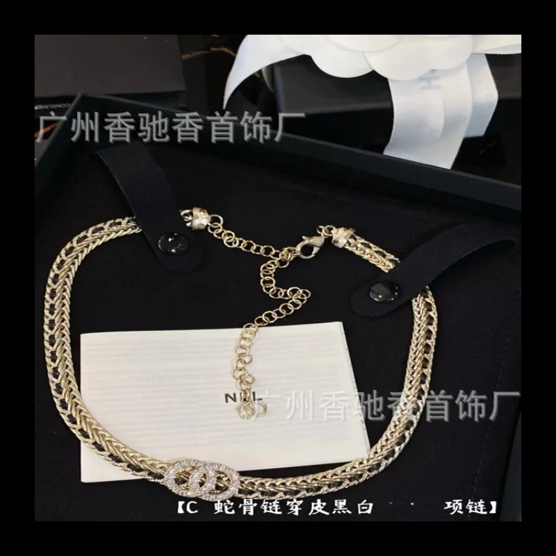 

Популярное черно-белое кожаное ожерелье, модное модное индивидуальное высокочувственное универсальное ожерелье с бриллиантовым воротником ручной работы