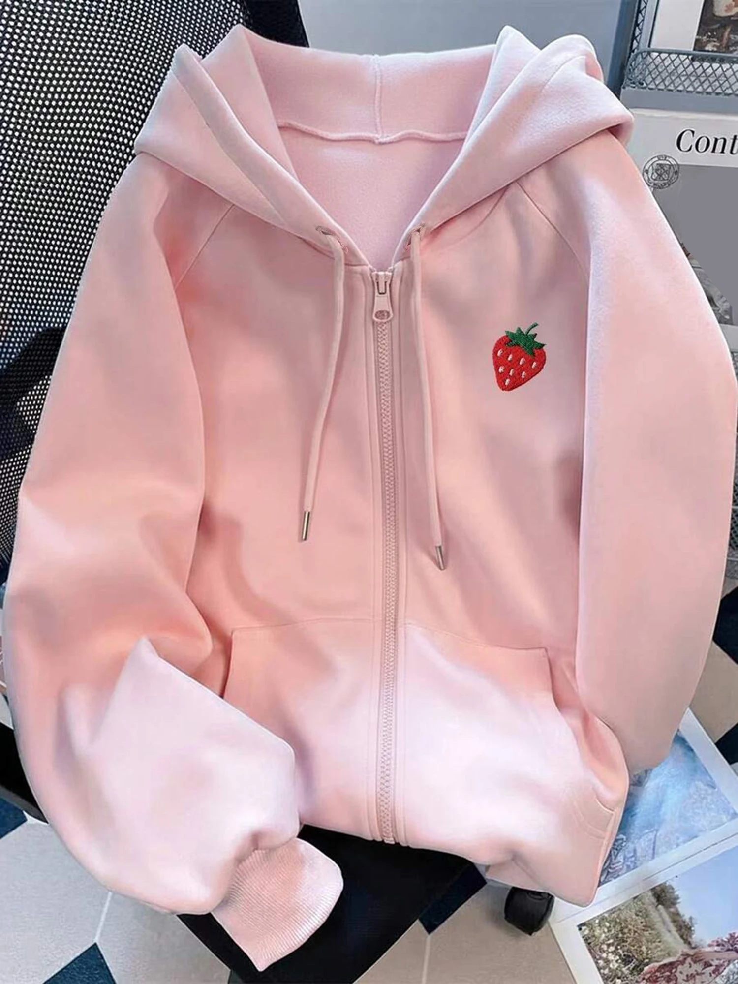 Mit Fleece gefütterter Kapuzenpullover mit Reißverschluss für Damen, lockerer, lässiger Kapuzenpullover mit Erdbeer-Stickerei, langärmlig, mit Tasche – Detail 2