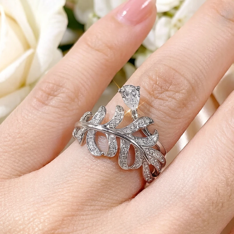Huitan Neu Designte Blattförmige Damenringe Luxuriöse Wassertropfen-Kubikzirkonia Elegante Damen-Accessoires Hochzeits- und Partyschmuck