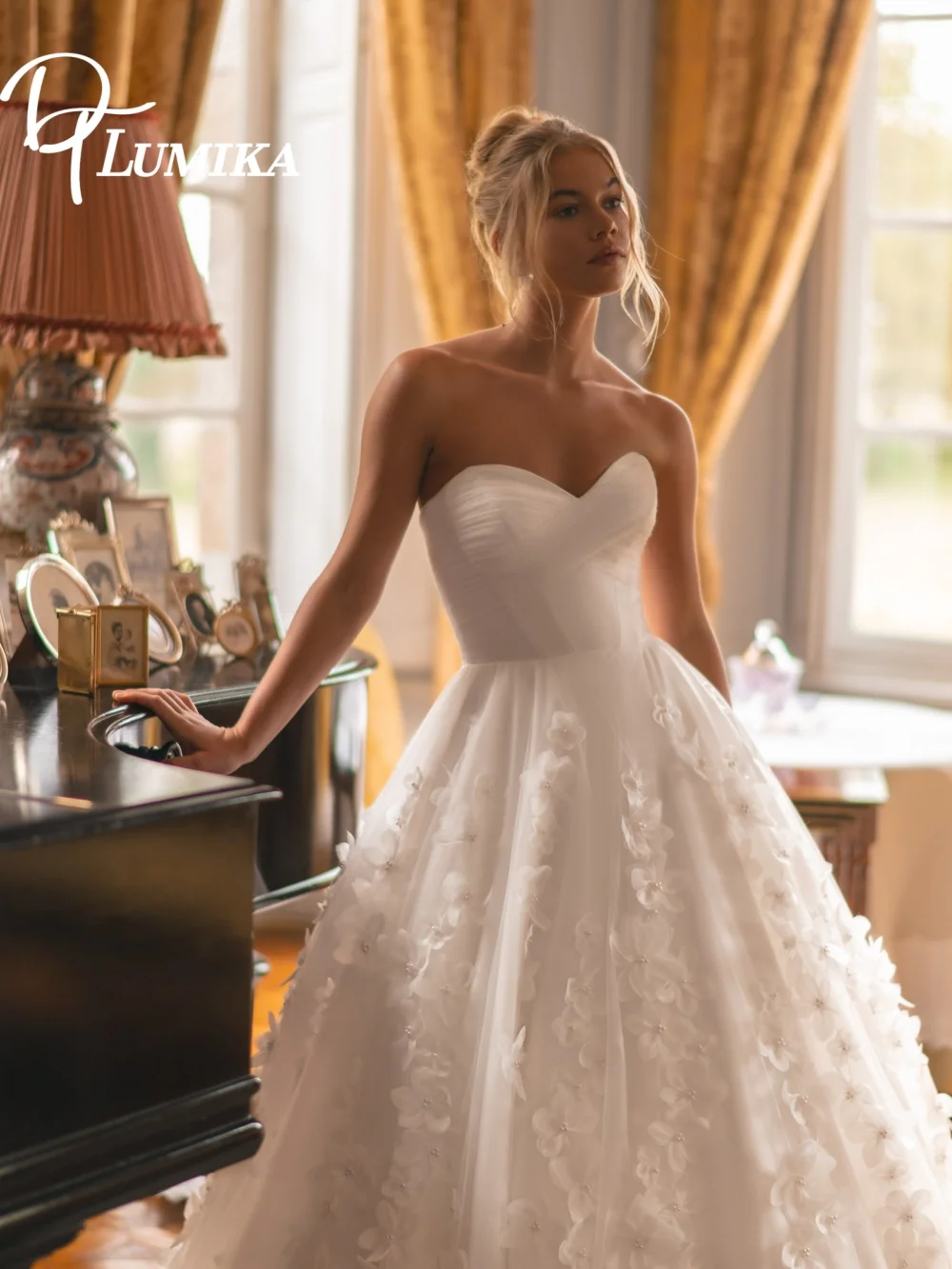 

Dreamy Strapless 3D-Flower Wedding Dress 2026 Romantic Floral-Appliqué Bridal Gown Noble A-Line Floor-Length Bridal Dress Robe D