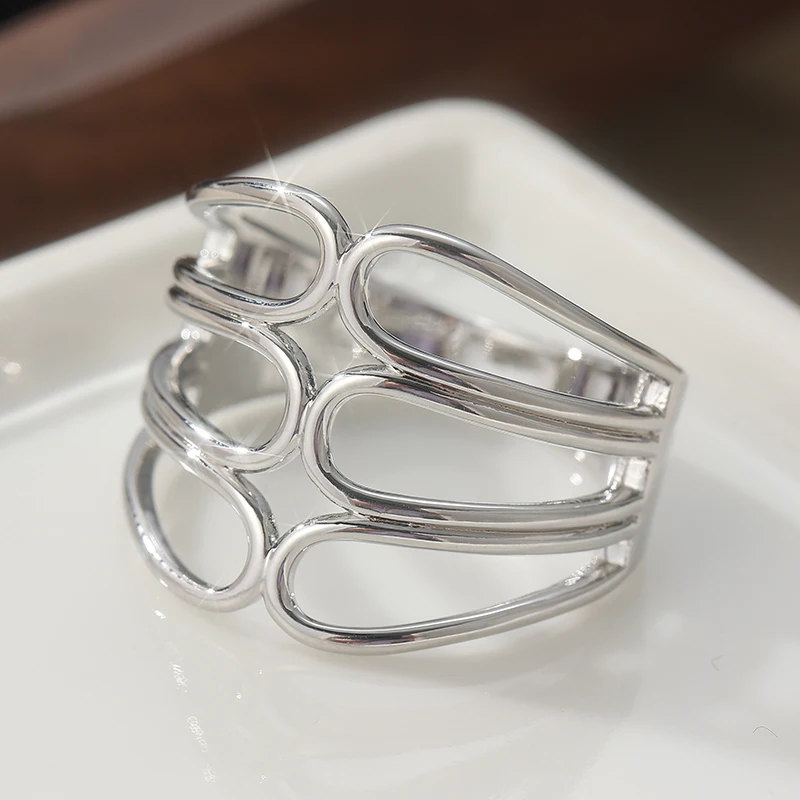 Vintage handgeschnitzter hohler Damenring aus silberfarbenem Metall mit geometrischem Design für den täglichen Gebrauch, Partyschmuck, Jubiläumsgeschenk. – Detail 3