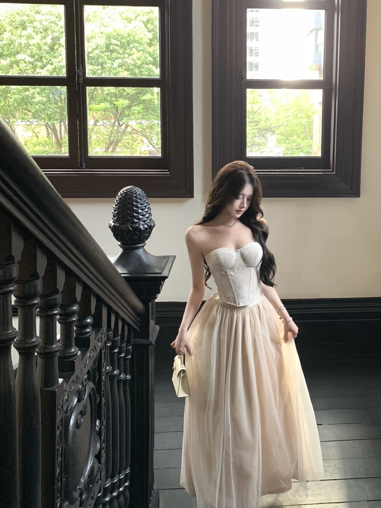 

Модный летний комплект из двух предметов: бюстгальтер-бралетт с тяжелыми бретелями-«рыбьими косточками» и вставками для груди, а также свободная юбка из фатина, из нейлоновой ткани.