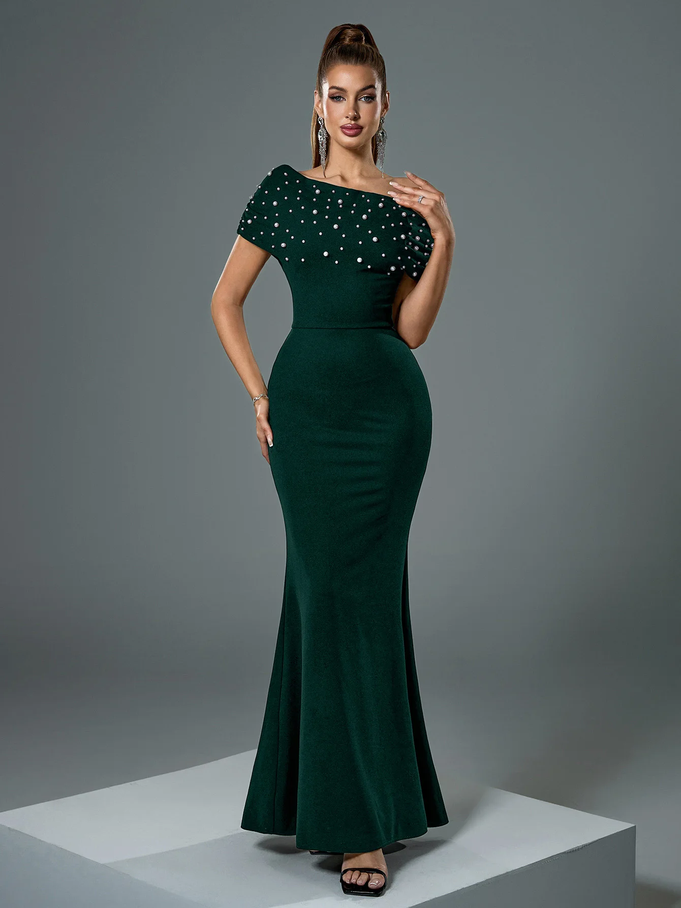 فستان سهرة أسود أنيق للنساء من UNITHORSE مطرز يدويًا بتصميم كتف غير متماثل للمناسبات الرسمية #1