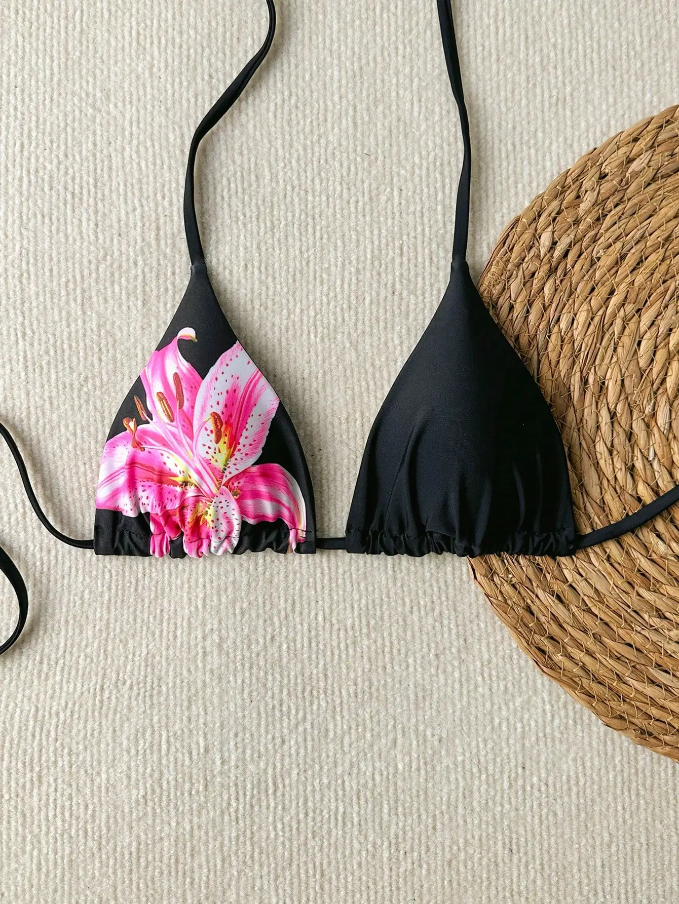 

Черный треугольный топ бикини с розовым цветочным принтом в виде лилий для летнего отдыха