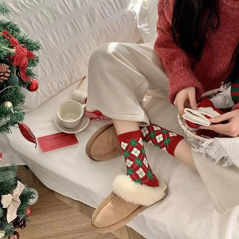 Calcetines navideños de algodón para mujer, medias de tubo medio de dibujos animados de Año Nuevo, Medias Rojas, regalo de Navidad encantador, Otoño e Invierno