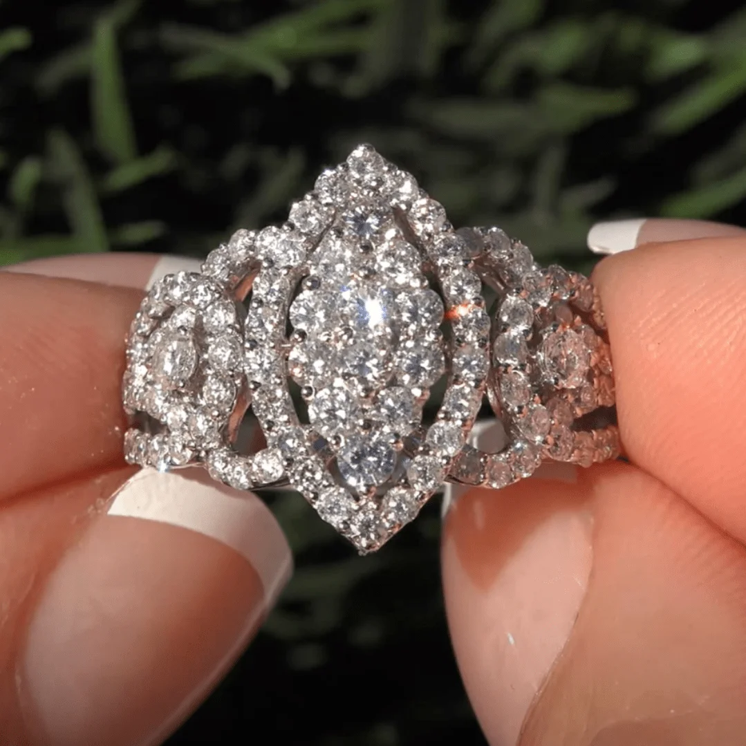 Stylish and shiny women\'s engagement rings are the perfect decoration for creative and exquisite festive banquets