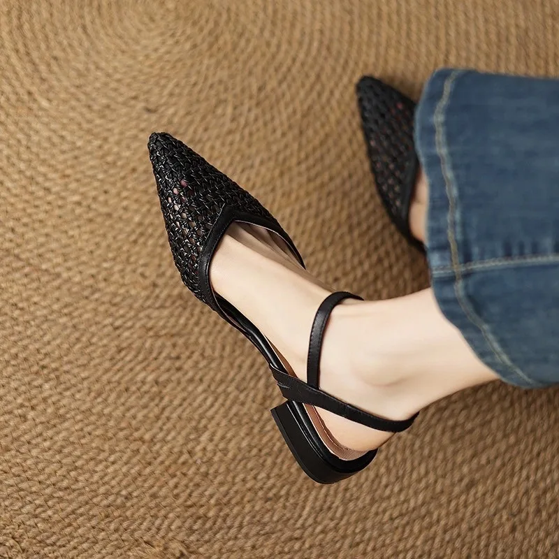 

2025 темпераментные дышащие сандалии Baotou в стиле ретро, женские летние сандалии на плоской подошве, новые модные туфли на низком каблуке с острым носком