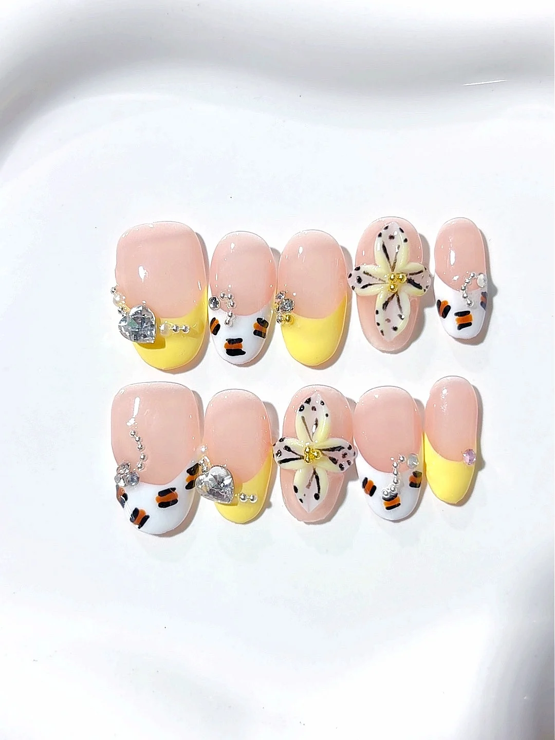 

Spotted Heart Three-Dimensional Flower Oval Style Fashion Manicure (D314)