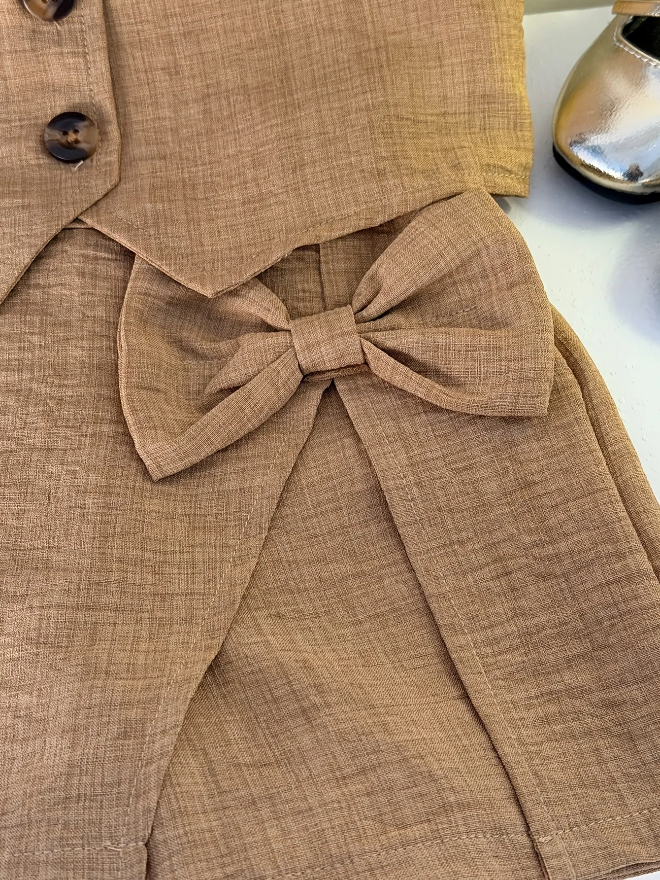 2-teiliges Outfit-Set für Mädchen aus Leinenmischung, ärmellose Weste mit 3 Knöpfen und V-Ausschnitt sowie Skort-Shorts mit Schleifendekor – Detail 6
