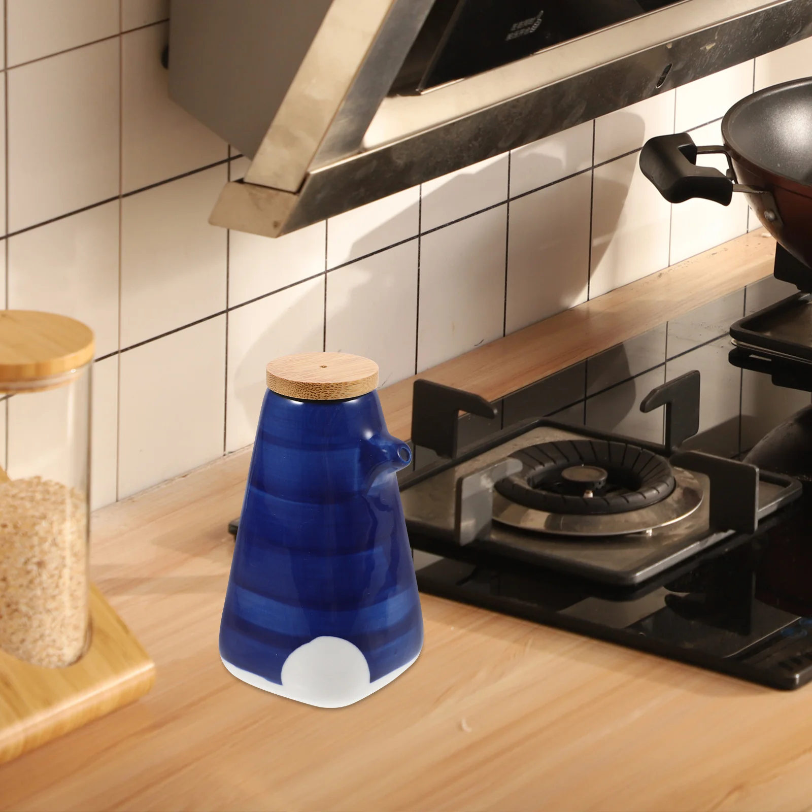 

Ceramic Soy Sauce Dispenser Large Capacity Oil Bottle Vinegar Container Japanese Style Condiment Jar Kitchen Storage Bottle