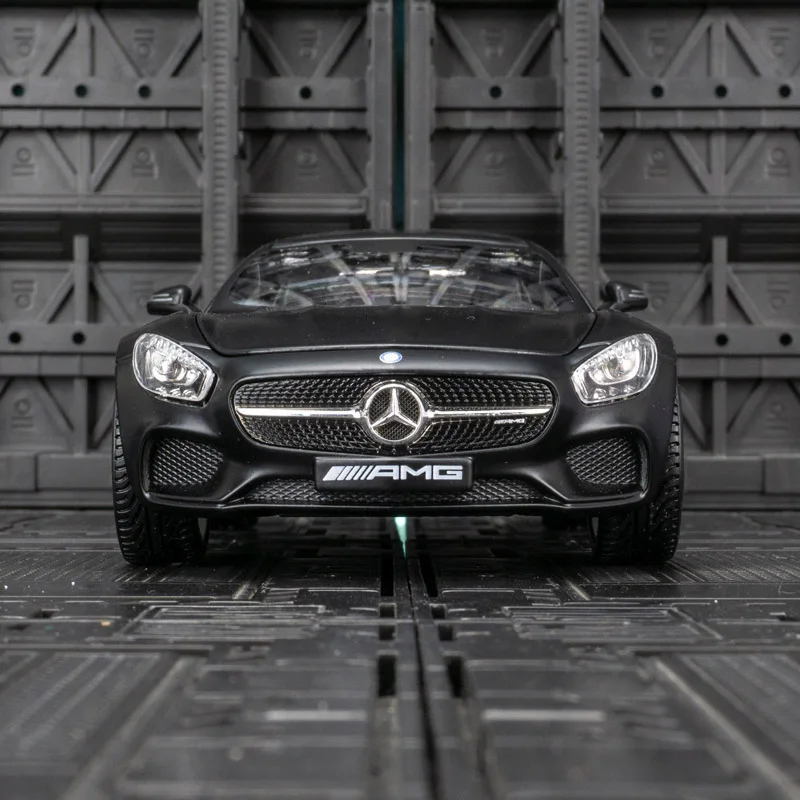 

Maisto 1:24 Simulated Mercedes Benz GTR alloy car model doors can be opened rich details, fine workmanship, and good quality