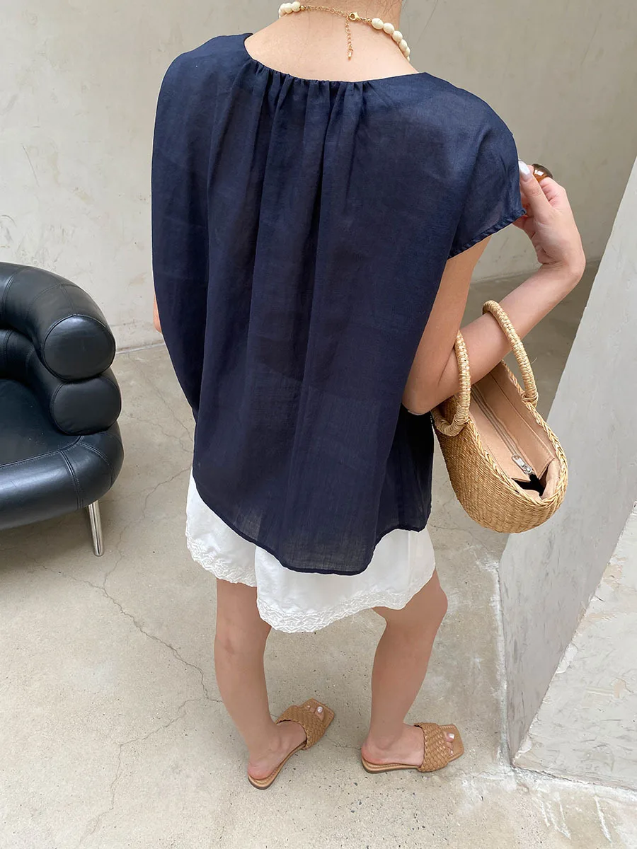 Sommerliches Damen-Shirt in unregelmäßiger, einfarbiger Ausführung mit gedrehten, lockeren und schmal geschnittenen Ärmeln. – Detail 17