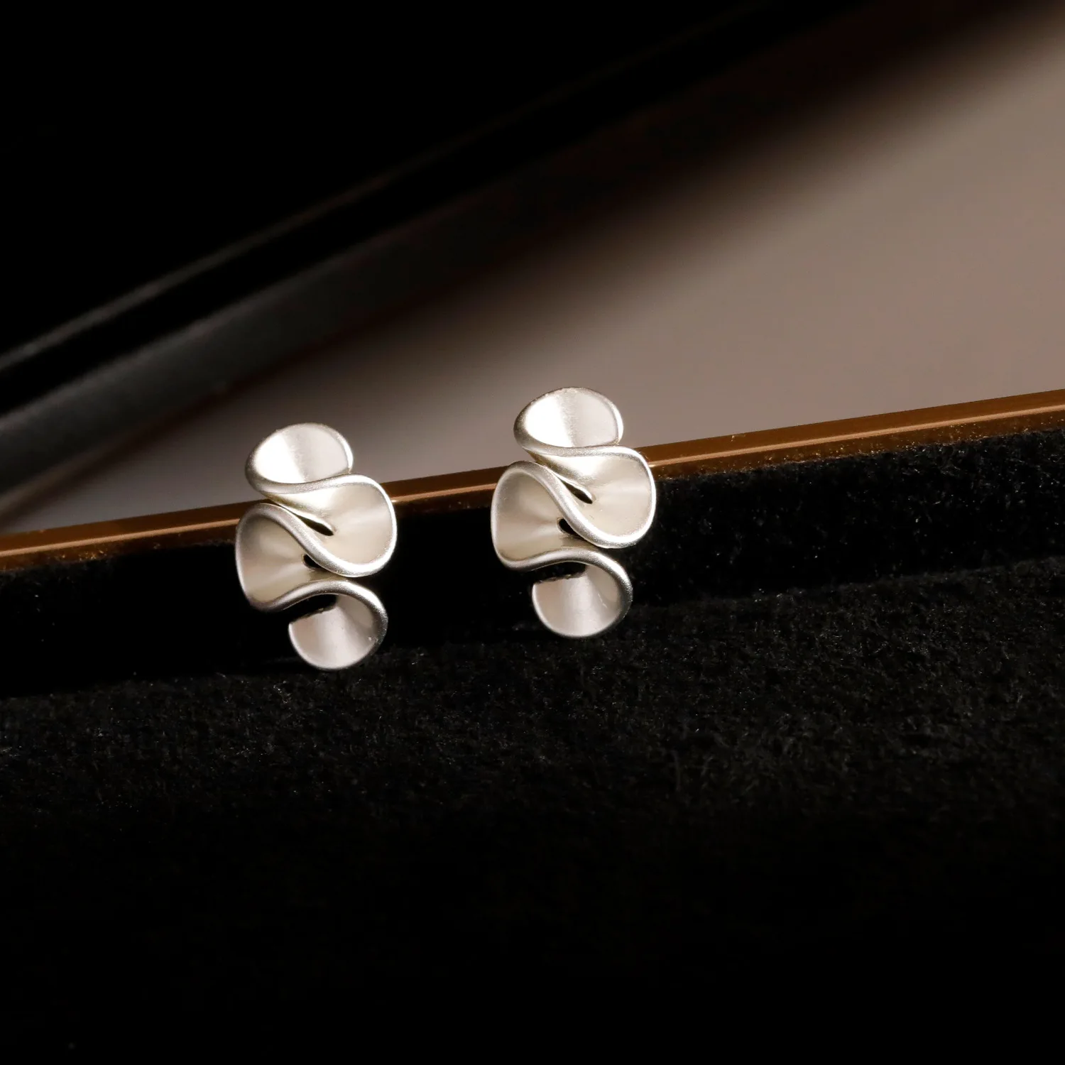 Brincos geométricos plissados de chá de leite para mulheres, brincos borda babados populares, brincos design, 2024