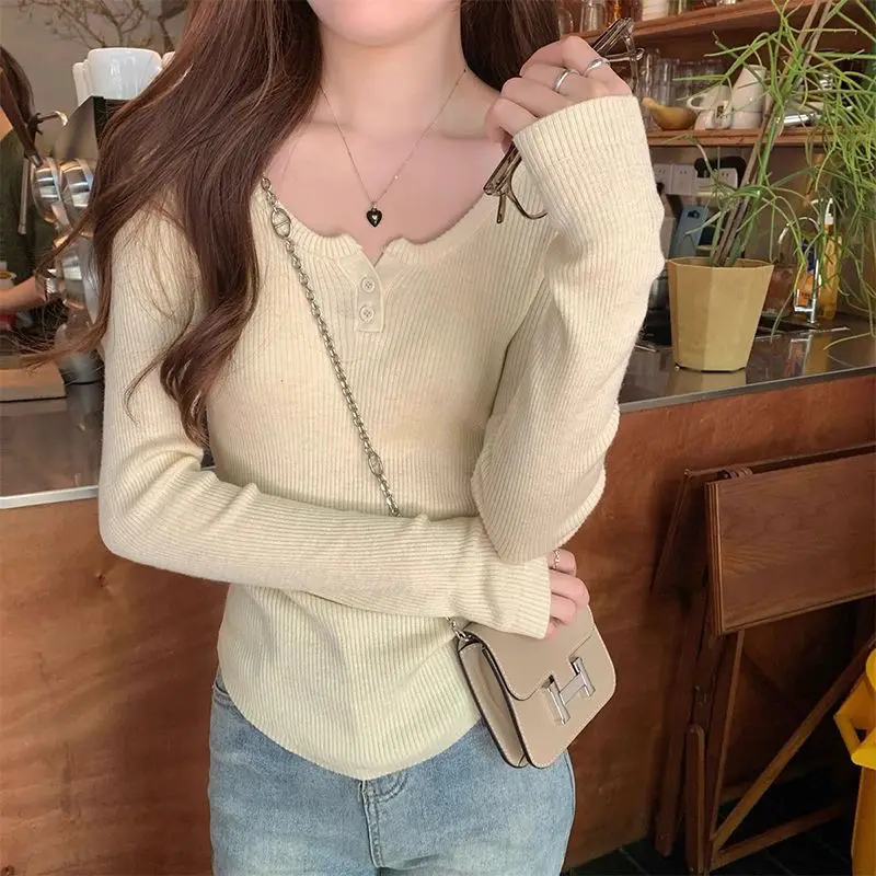 เสื้อไหมพรมแขนยาวสไตล์เกาหลีแบบเรโทรสำหรับผู้หญิง ดีไซน์ใหม่ ทรงเข้ารูป เสื้อสเวตเตอร์พื้นฐานสำหรับใส่เป็นชั้นใน เนื้อผ้านุ่ม ยืดหยุ่น สวมใส่สบาย