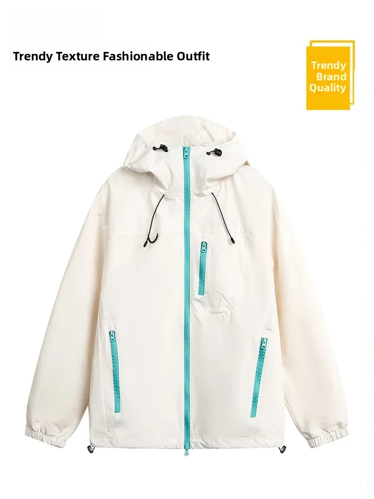 

Водонепроницаемая уличная куртка с капюшоном на молнии, на флисовой подкладке, контрастных цветов, приталенного кроя, из полиэстера, нейлона и композитного волокна, с длинными рукавами.