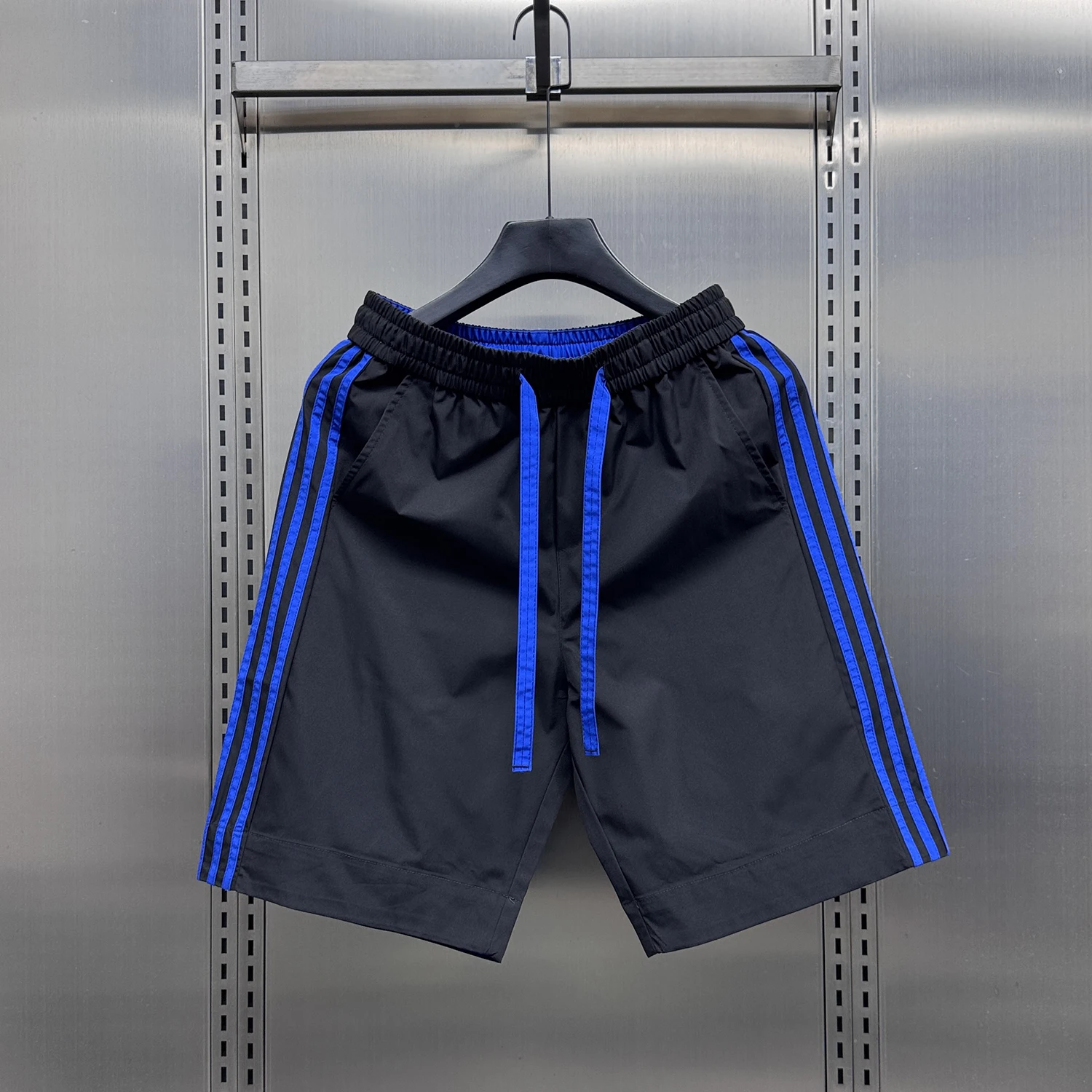 

Модные мужские летние тонкие быстросохнущие спортивные брюки свободного кроя из ледяного шелка с цветными полосками, длиной до колена