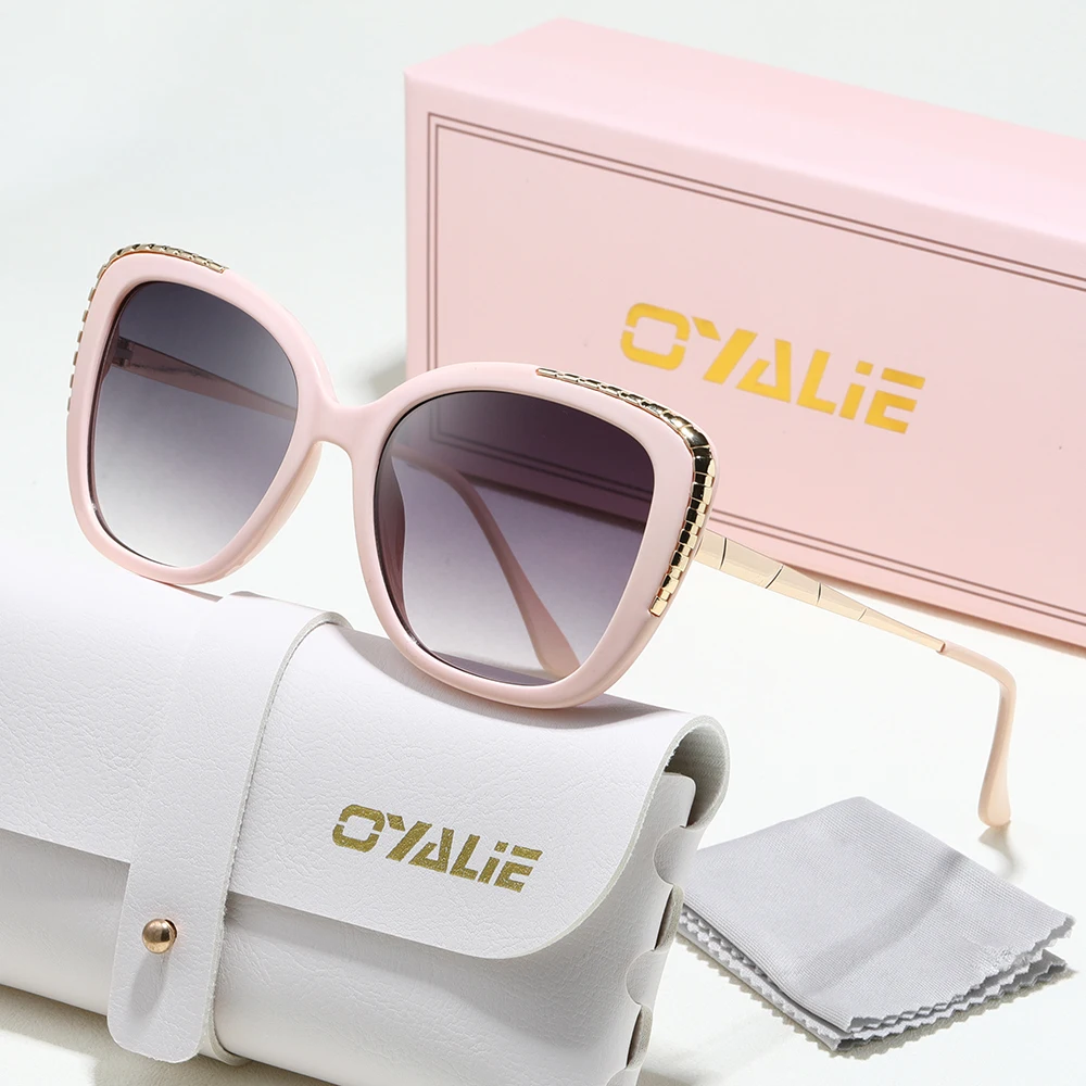 نظارات شمسية Oyalie الفاخرة ذات الإطار الكبير، تصادم أزياء قديم وأنيق، دمج العناصر الكلاسيكية وتصميم كبير الإطار، فاخرة متوسطة الحجم، إنها اختيارًا رائعًا لمتابعة الموضة والجودة للأشخاص. مناسبة للنزهات اليومية والسفر الاجتماعي والمناسبات العصرية والمناسبات الأخرى من الملحقات.