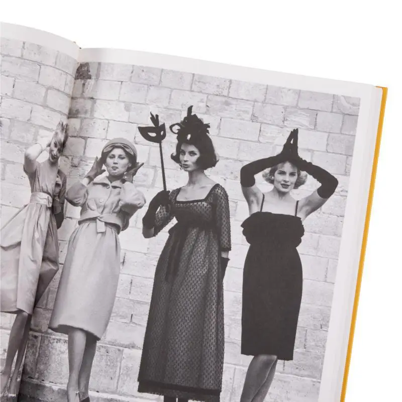 Yves Saint Laurent Form and Fashion Serena BucaloMussely Cecile Bargues Julien Fronsacq Flammarion 9782080430526 كتاب #4