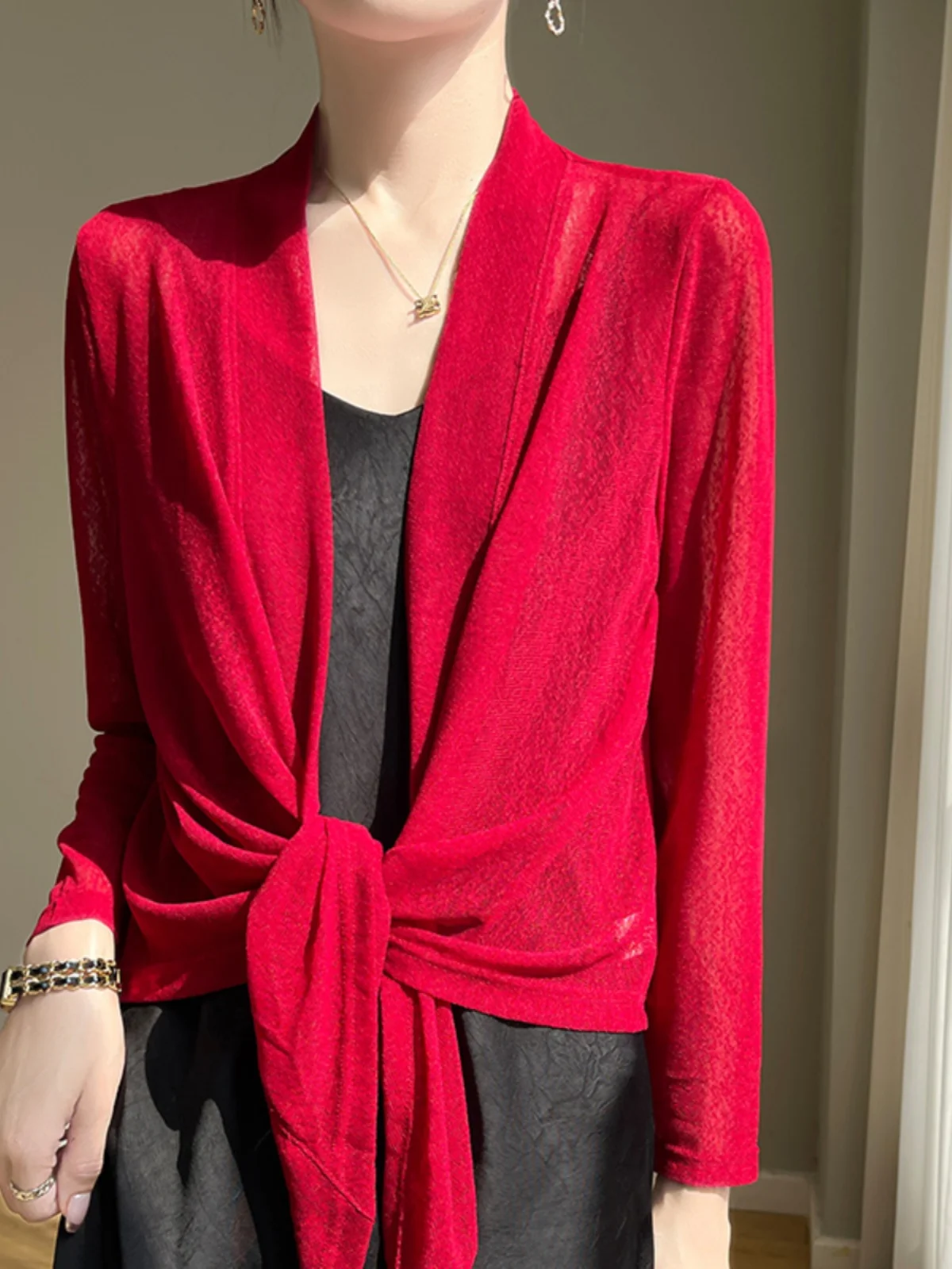 เสื้อคลุมกันแดดสำหรับผู้หญิง ผ้าเนื้อนุ่ม ระบายอากาศได้ดี เหมาะสำหรับใส่คลุมเสื้อผ้าในฤดูร้อน ฤดูใบไม้ผลิ และฤดูใบไม้ร่วง