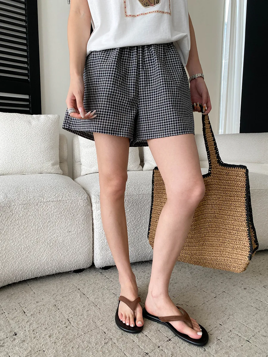 Sommerliche Damen-Shorts im Retro-Stil mit kontrastierendem Karomuster, elastischem Bund, lockerer Passform, schlankmachendem Effekt und weitem Bein. – Detail 10