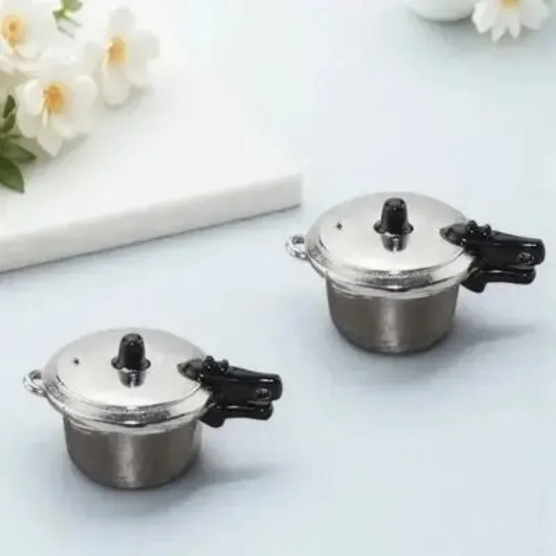 Miniature Alloy Pressure Cooker Model, Simulation Kitchenware for Dollhouse Kitchen Scene Decor Props