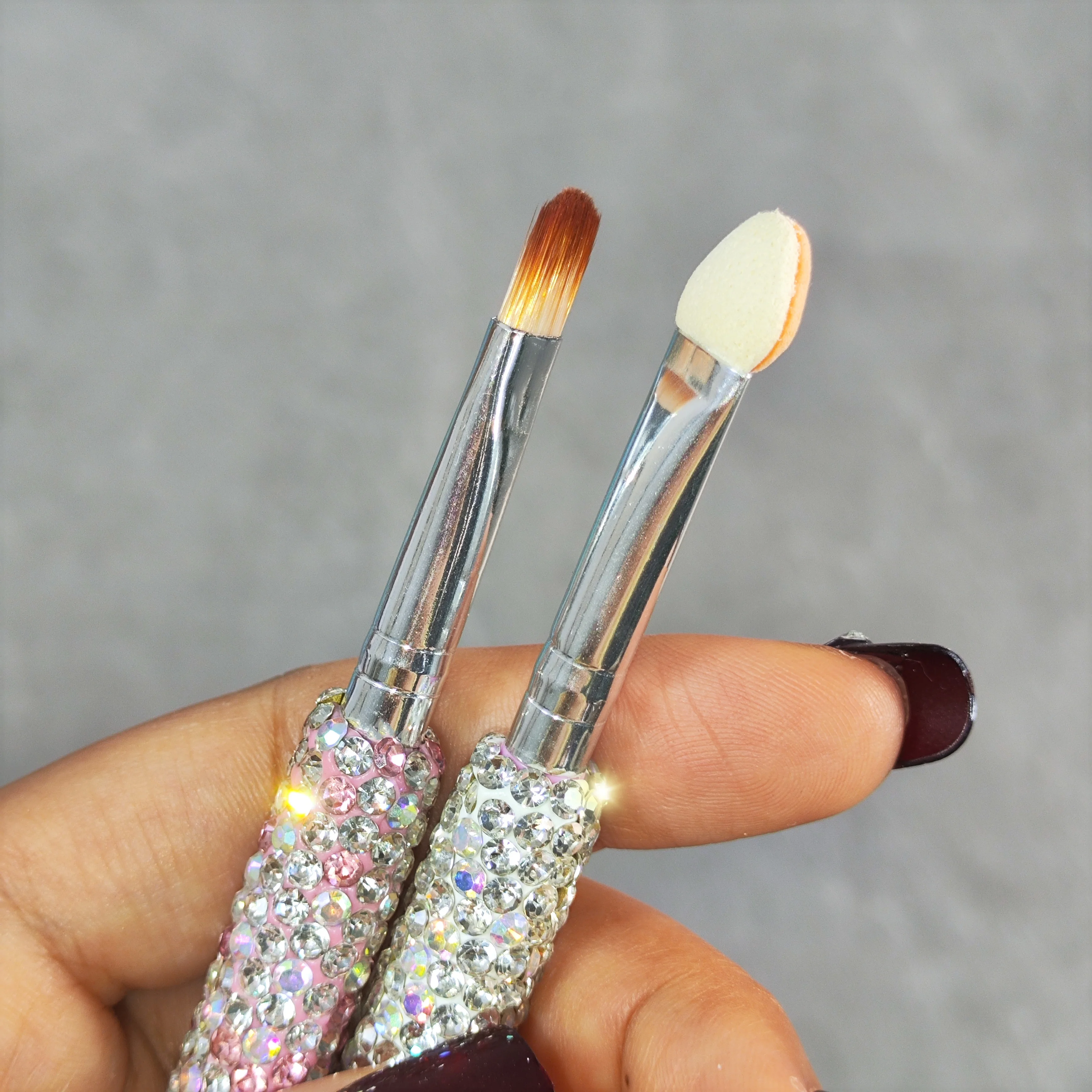 Pincel de sombra esponja de cabeça dupla de alto nível de aparência conjunto de diamante artificial viagem portátil delineador macio pincel de maquiagem para os olhos