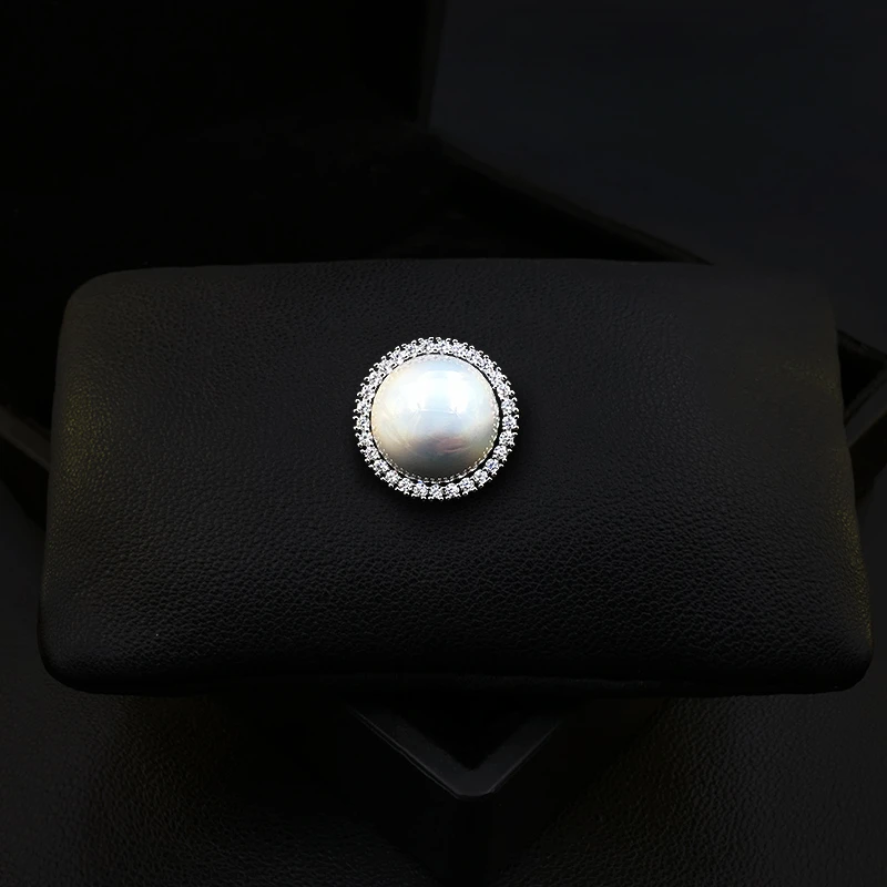 

1771 Mabe Pearl Brooch Round Anti Slip Crystal Accent Elegant Minimalist Pin Jewelry Fashion Gift for Women 2025 Chic Cute