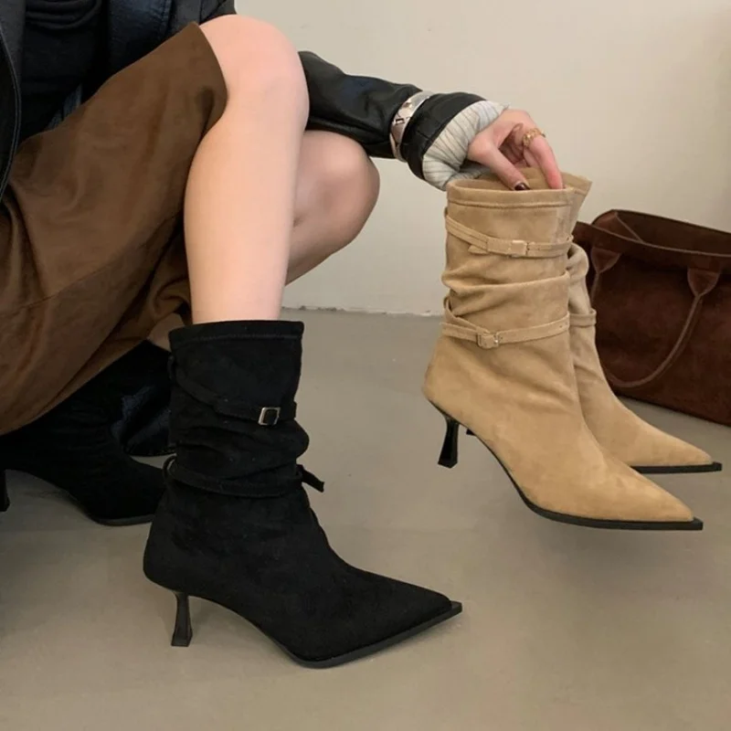 Stivali da donna Mid Top sexy e casual di vendita caldi alla moda Inverno Nuovi stivali a tacco alto da banchetto comodi con tacco sottile a punta