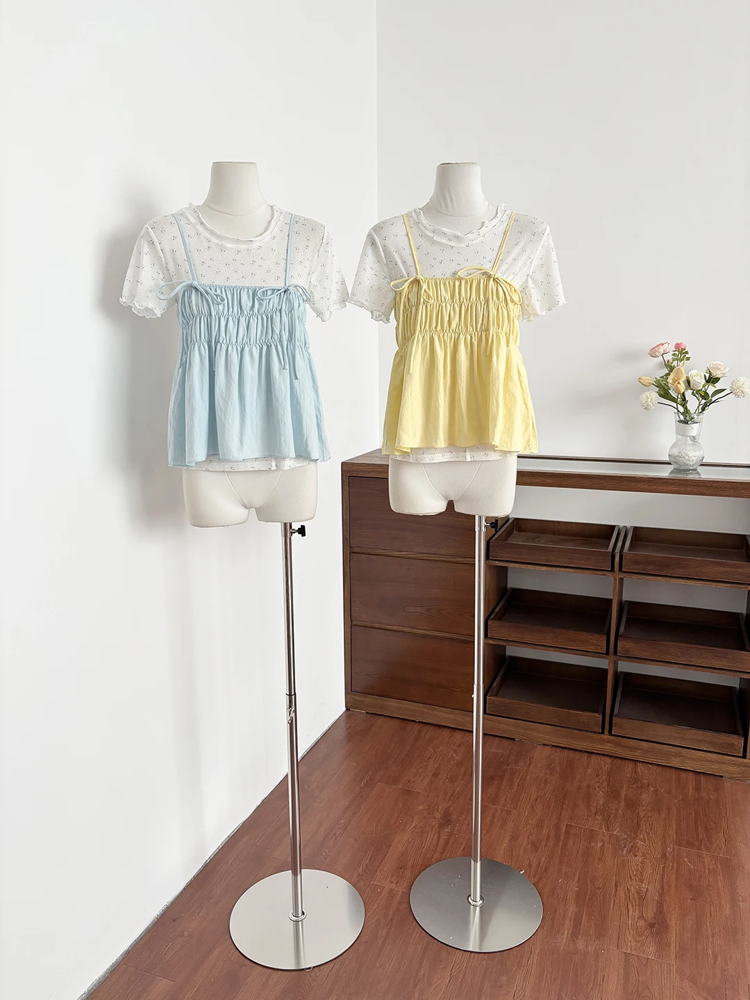 

Нежный комплект из двух предметов: футболка с длинным рукавом и топ-халтер с цветочным принтом для женщин. Новинка лета. Элегантный, омолаживающий образ.