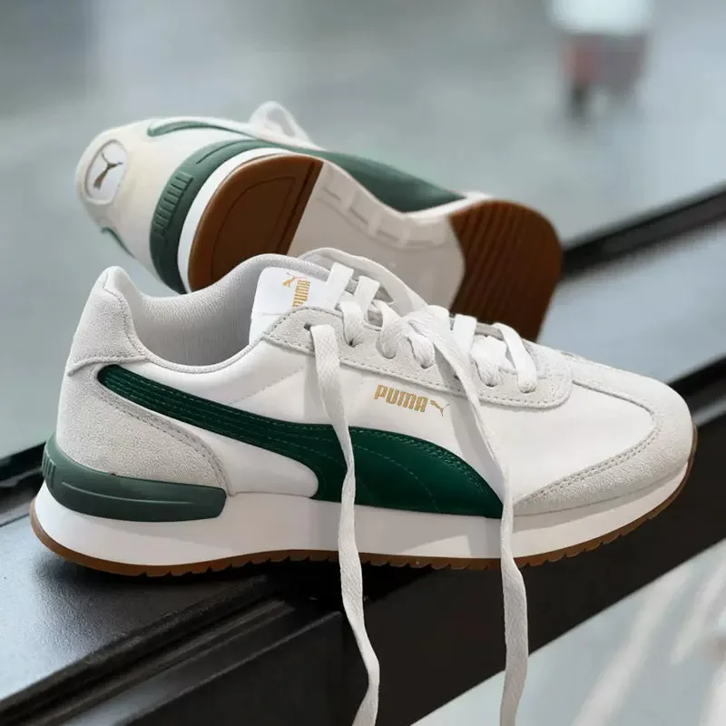 Zapatillas Deportivas Casuales PUMA Blancas con Detalles en Verde Oscuro, de Gamuza, Retro, Ligeras y Antideslizantes 399250-04