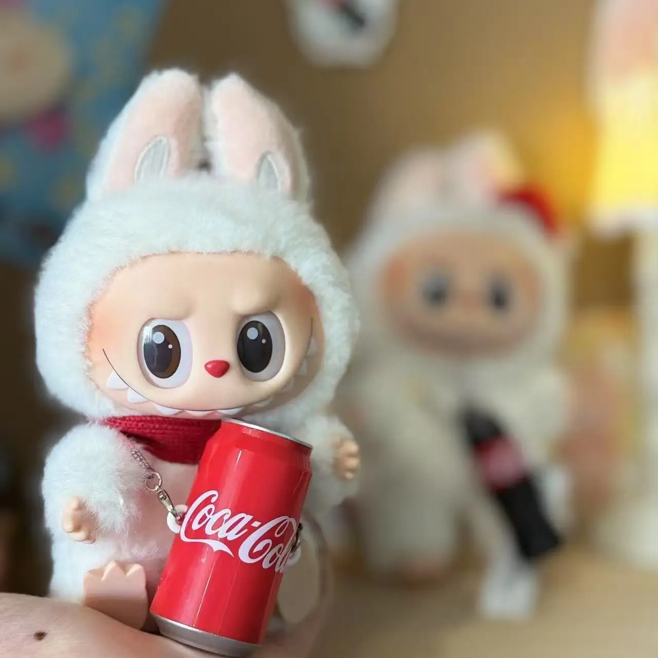 Para 15-17cm Labubu 1/2/3Generation Coca Cola/Pepsi Cola/Sprite latas de bebidas muñeco de peluche colgante decoración con cuerda roja